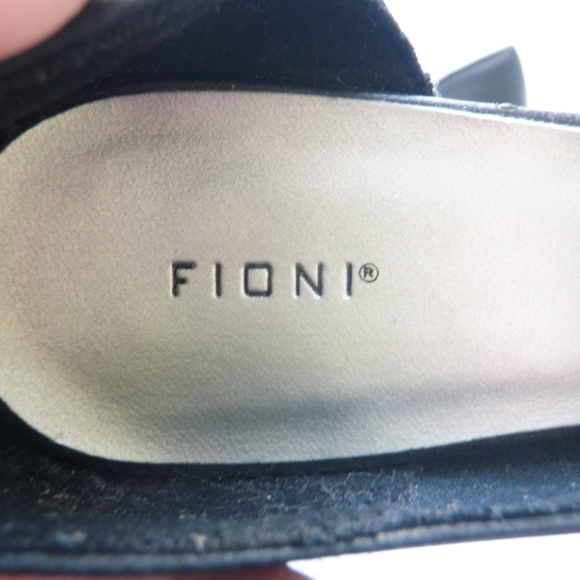 Black Heels w/ Rose on Toe - Picture 4 of 5